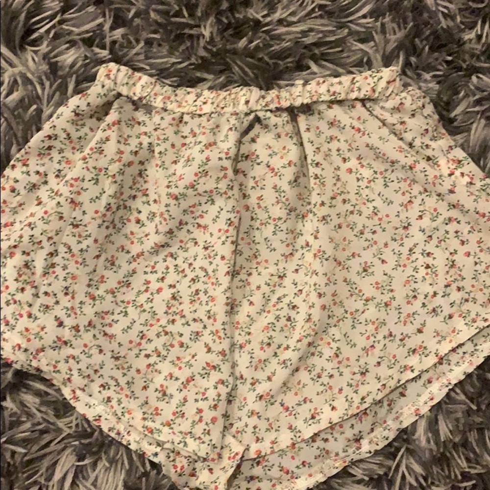Shein flowy highwaisted floral shorts size small